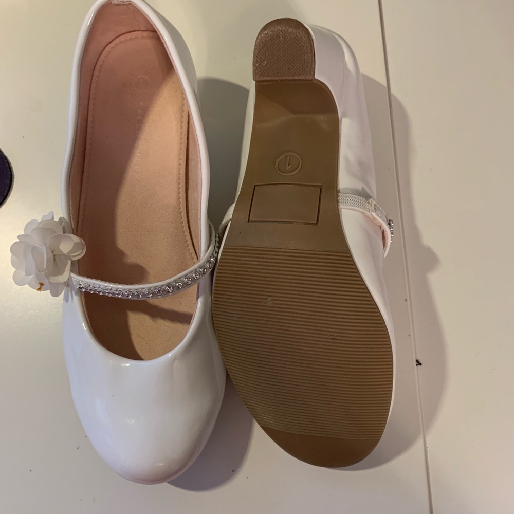 Falls Creek Little Girls Dress Shoes. Size 1. Used